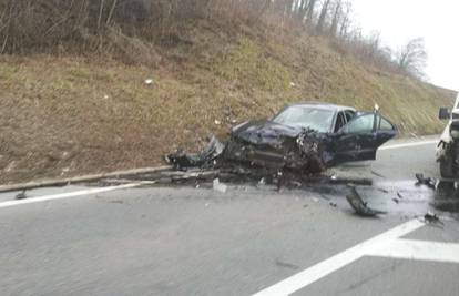 Teška nesreća: Sudarili se auto i kombi, dvoje ljudi ozlijeđeno