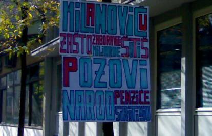 Plakatom na stupu ulične lampe prozivaju Milanovića