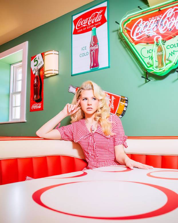 FOTO Mlada ljepotica obožava vintage stil - u retro krpicama donosi seksepil iz 1950-ih