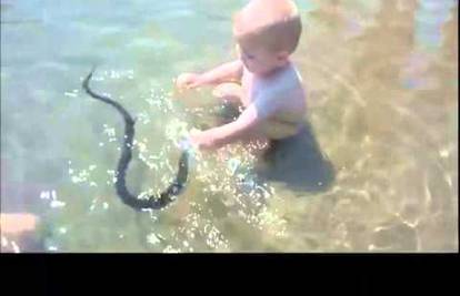 Gledaš ga i ne vjeruješ: Dječak se doslovce poigrao sa zmijom