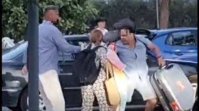 VIDEO Splitski taksist se tukao s turistom kod zračne luke: Prolio je sok po autu, nije htio platiti!