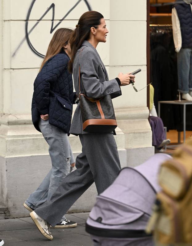 Zagreb: Iva Radić u društvu kćeri prošetala je po gradu 