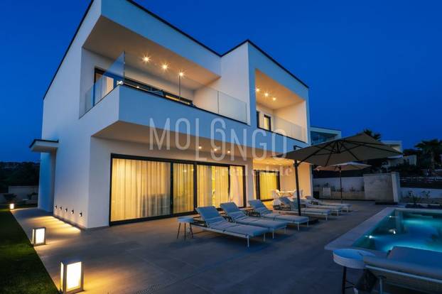 Opa! Vila na Pagu opremljena je tako da ni ne morate na plažu