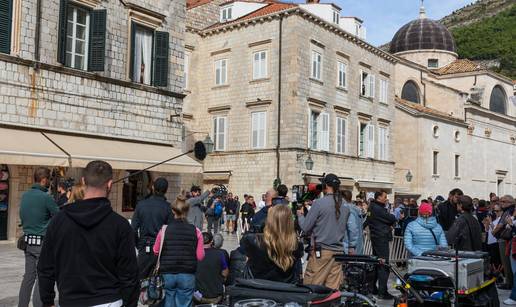 FOTO Dubrovnik krcat kao usred ljeta! Me&dstrok;u turistima je i ekipa koja snima britansku seriju