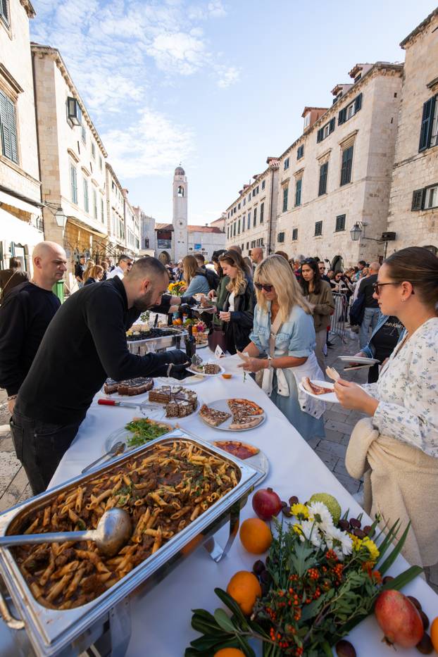 Dubrovnik: Tradicionalna Dubrovačka trpeza na Stradunu 
