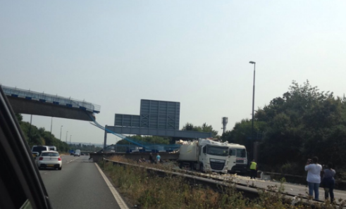 Zapeo je šleper: Pješački most srušio se na autocestu u Kentu