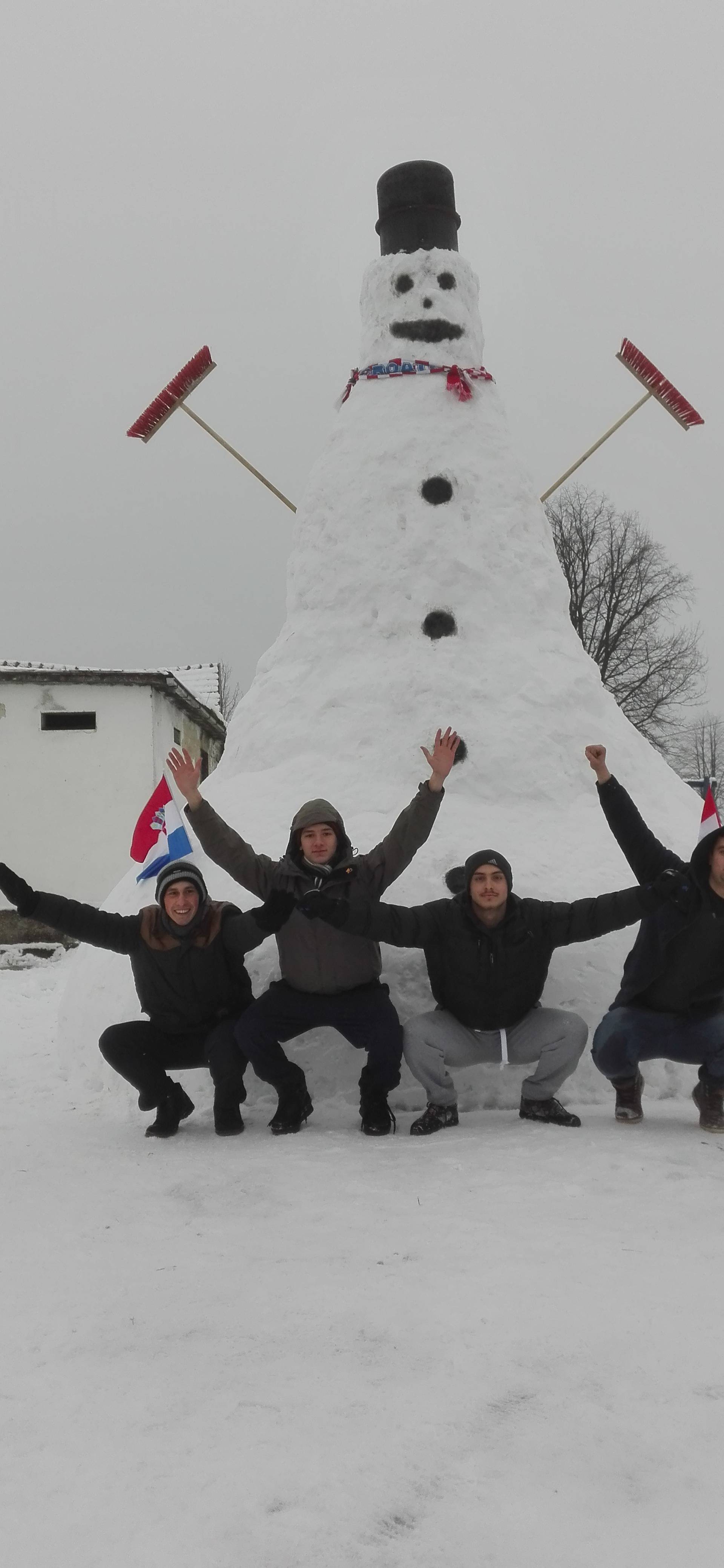 Radili su ga tri dana: Napravili snjegovića od čak  pet metara