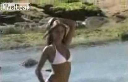 Seksi plavuša ponosno pokazuje obline u bikiniju