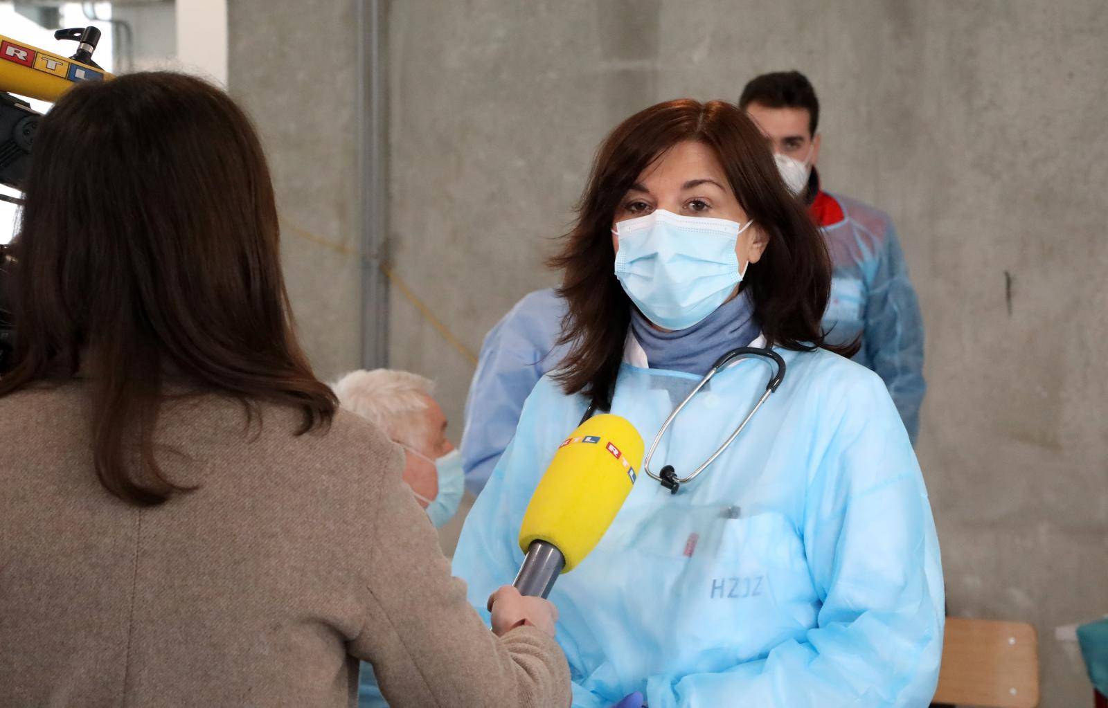 Sisak: Prva dama Sanja Musić Milanović sudjelovala u cijepljenju građana