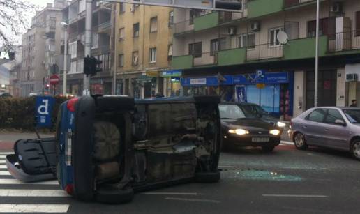 Nakon sudara s kombijem Twingo je završio na boku 