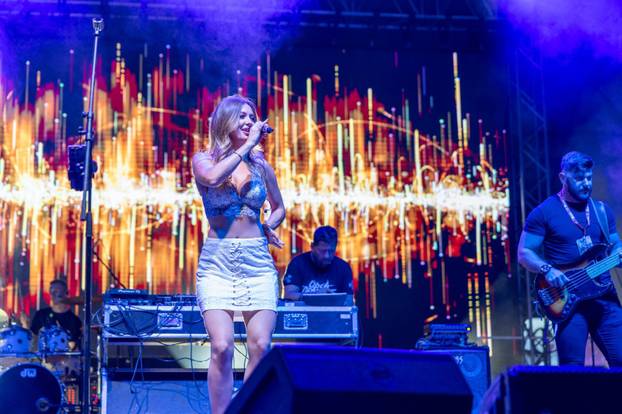 Lille objavila set provokativnih fotki i predstavila spot: 'Opa, utegnula se u ultrakratki jeans'