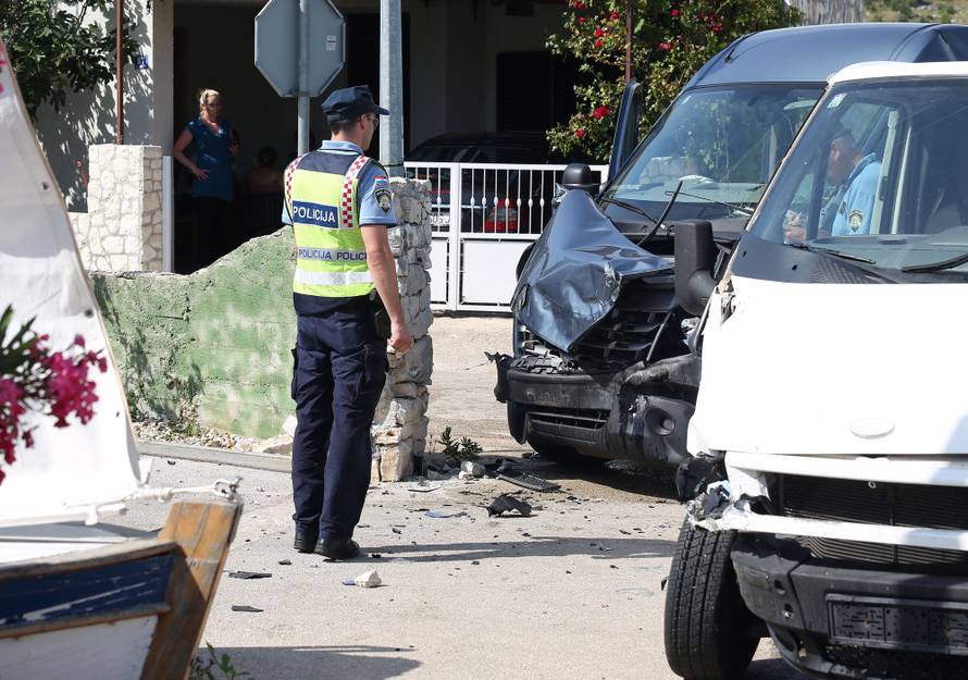 Sudarili se bus i kombi: Više ljudi ozlijeđeno, u bolnici su