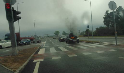 Auto se zapalio na semaforu, vozač na vrijeme izašao van