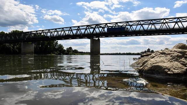 Slavonski Brod: Zbog niskog vodostaja otežana je plovidba Savom