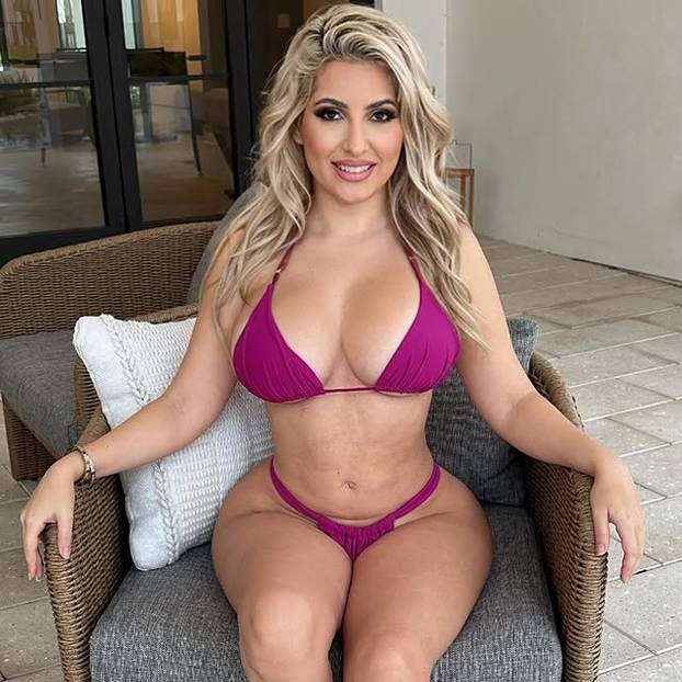 FOTO Uz nju ne trebate darove: Bujna ljepotica zna uklopiti atribute u blagdansku estetiku