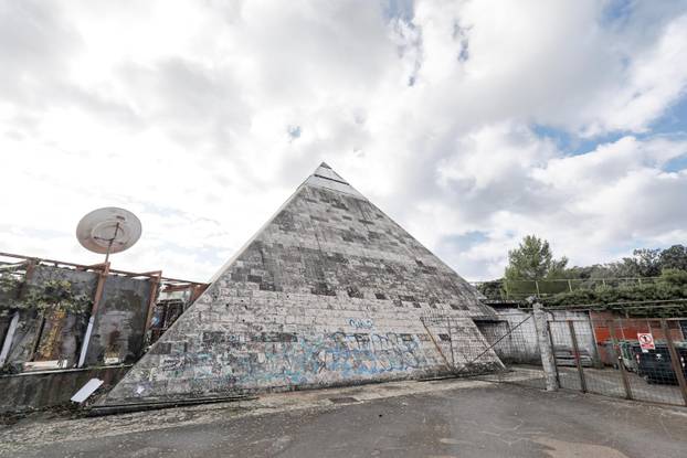 Pula: Propadanje pulske ljepotice Piramide