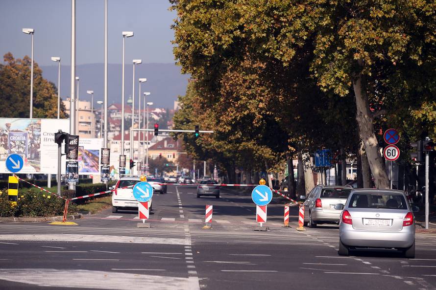 Pukla je cijev na Heinzelovoj: Zatvorili dvije prometne trake