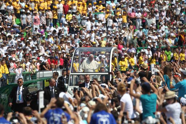 Sarajevo: Jedna ushi?ena vjernica tr?ala uz papomobil kako bi pozdravila papu Franju