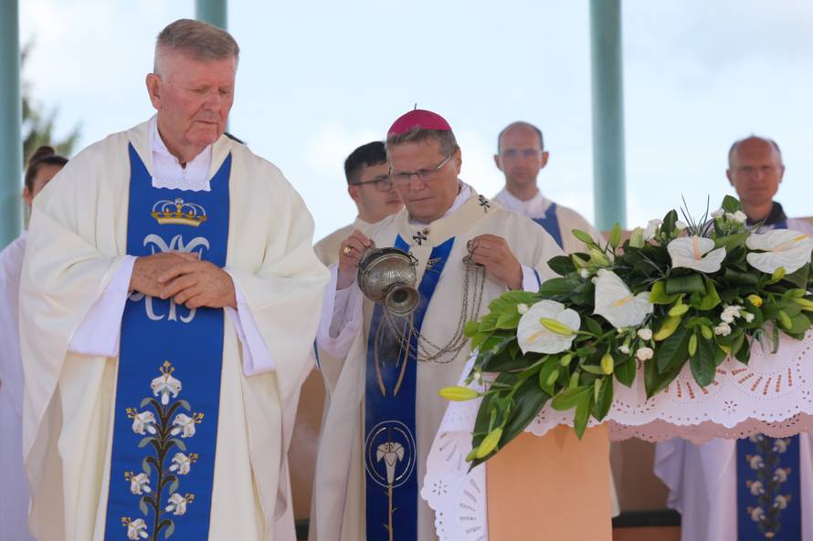 Nadbiskup Hranić: Djeca se ne rađaju zbog komotnih roditelja