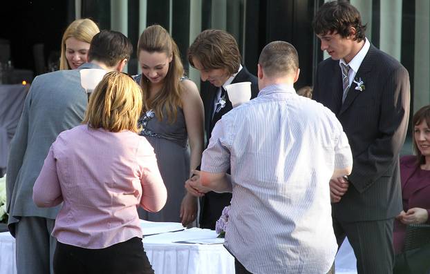 ARHIVA - Zagreb, 2010.: Vjen?anje Luke Modri?a i Vanje Bosni? pred mati?arom u Okrugljaku