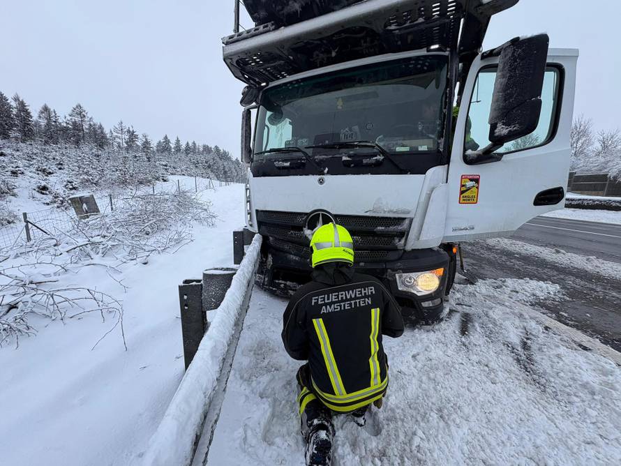 FOTO Snježni kaos paralizirao Austriju, zatvorili aerodrom u Beču, 30.000 kuća bez struje
