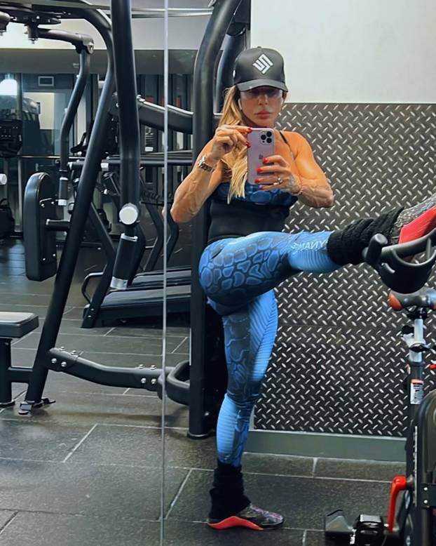 FOTO Fit baka kupa se u mlijeku i visi u teretani: 'Seks je život, želja ne prestaje s godinama...'