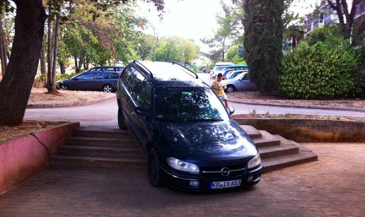 Nijemac krivo parkirao pa mu je auto otklizao niz stepenice