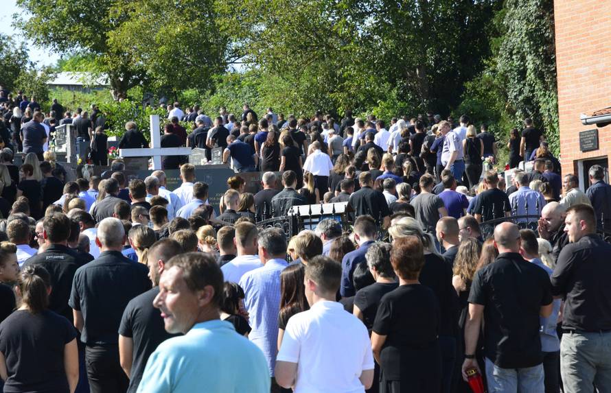 Zajedno i u smrti: Dvije Sare pokopali u zajedničkoj grobnici