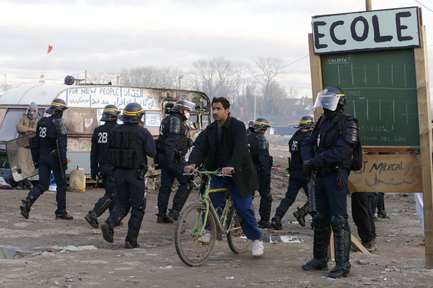 Kaotično u izbjegličkoj džungli: Kamp Calais nestaje u plamenu