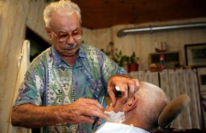 Matija Ferbežar (77) radi u brijačnici staroj 150 g.