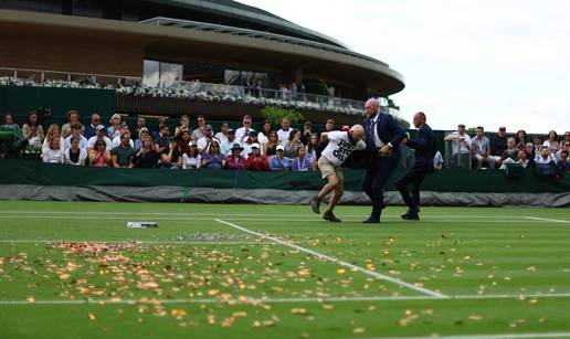 VIDEO Kaos u Wimbledonu! Ušli na teren i počeli bacati konfete