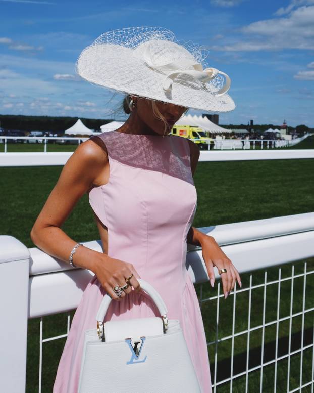 Zlatna teniska muza. Zarađuje više od dečka tenisača jer mu gleda mečeve? Evo i koliko...