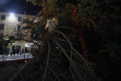 Zadar: Božićna jelka puknula prilikom postavljanja na Narodnom trgu