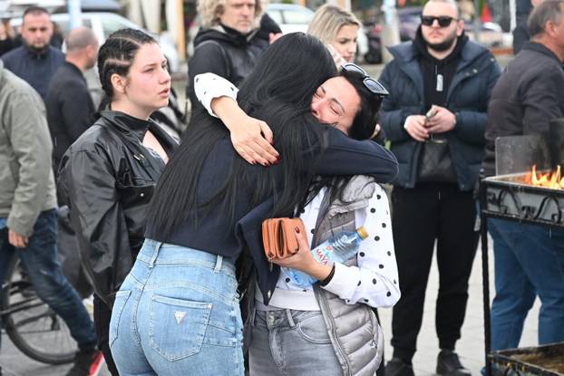 Kočani: Građani odaju počast poginulima u požaru diskoteke