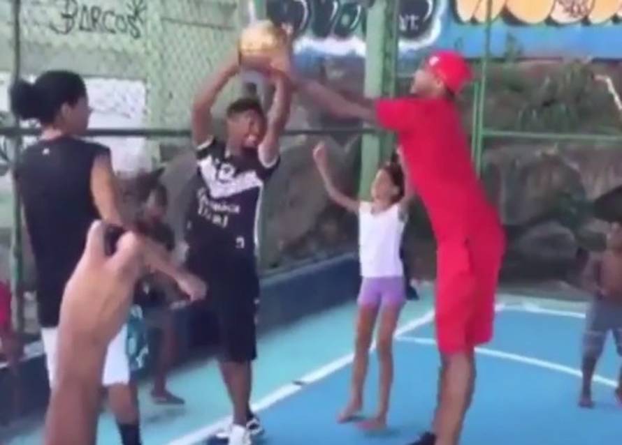 NBA zvijezda posjetila favelu: 'Uživao sam u druženju ovdje'