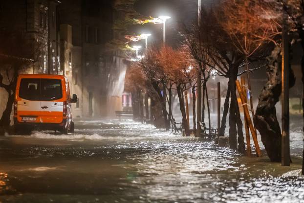 Kaštela: Ciklonalna plima poplavila rivu i okolne ulice