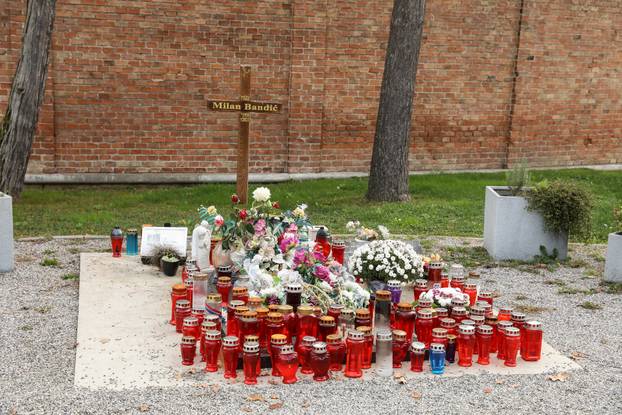 Zagreb: Grob Milana Bandića pun svijeća uoči blagdana Svih svetih
