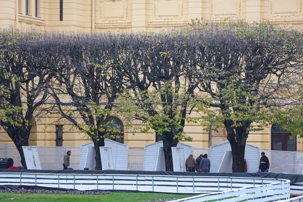 Zagreb: Postavljanje adventskih kućica na Trgu kralja Tomislava