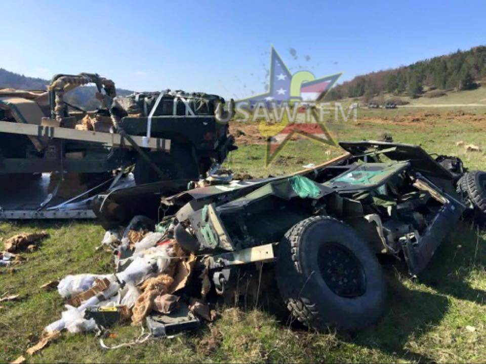Vedro s mogućnošću džipova: Vojsci s neba popadala vozila