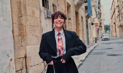 Ella Dvornik u &scaron;kolskoj uniformi pokazala haltere za Valentinovo