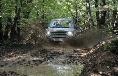 Moćni terenci Land Rovera se zablatili u divljini Petrove Gore