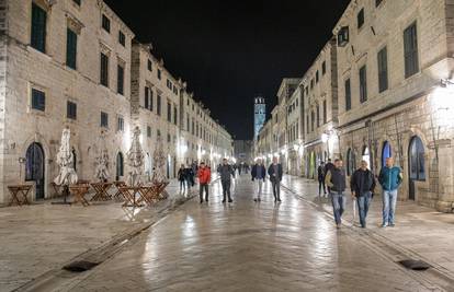 Dubrovčani se šale na račun vojnih aviona: 'Došli i oni po gorivo dok još nije poskupilo'