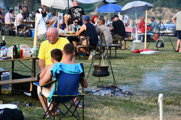 FOTO Otvoreno prvenstvo u kuhanju Fiša: Kotlovi i miris ribe preplavili Slavonski Brod
