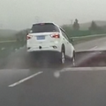 Vozač u Kini zaletio se u rupu na cesti koja je nastala zbog poplava nakon tajfuna