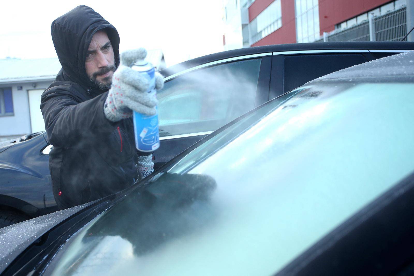 Sprej za led možete napraviti i sami, a koliko dobro čisti auto?