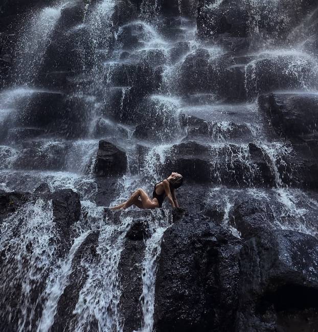 FOTO Polugoli i mokri do kože u vrelom zagrljaju: Maja objavila nikad vatrenije fotke sa Šimom
