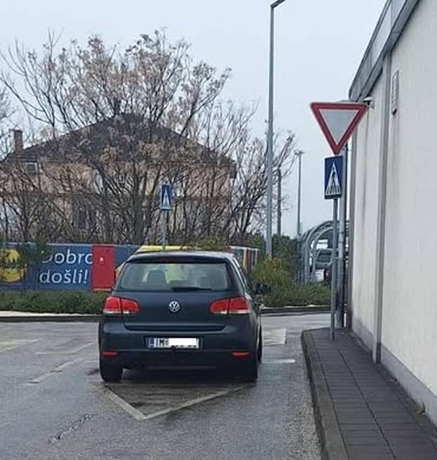 FOTO Tko to tamo pjeva, ups... parkira. Ovako to Hrvati rade, neki uzmu mjesto i invalidima...