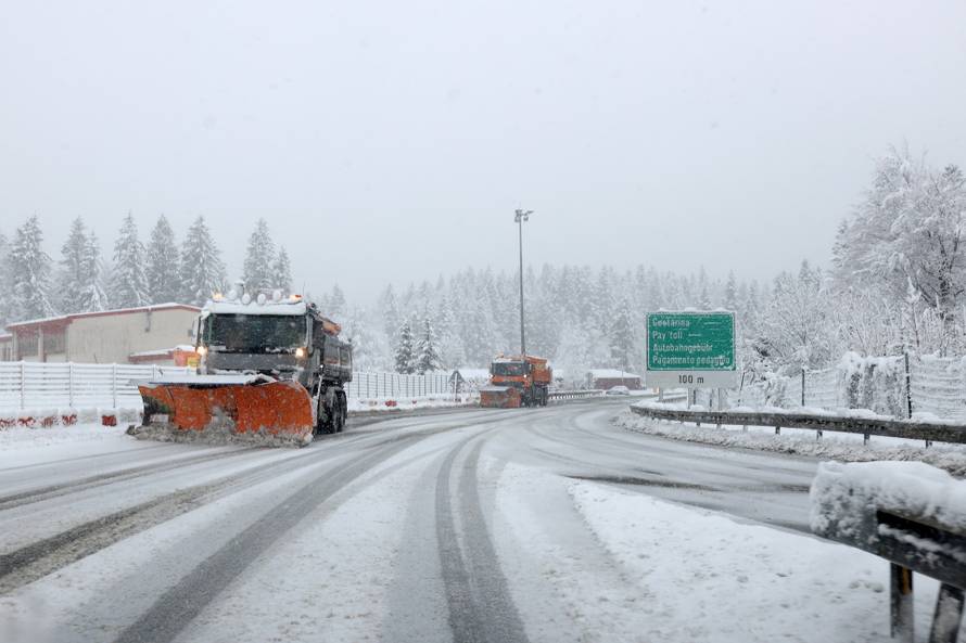 Zbog snijega otežan promet u Gorskom kotaru