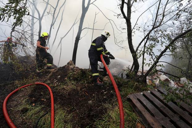 Hreljin: Vatrogasci i mještani gase požar ku?e i šume