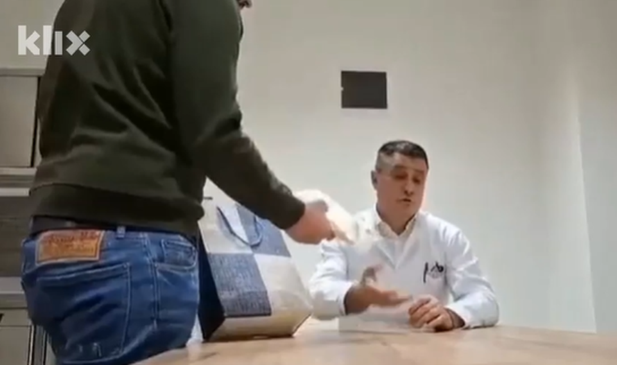 ŠOK SNIMKA Šef UKC-a Banja Luka s bijelom vrećicom: Ma to je prašak! Žele mi smjestiti